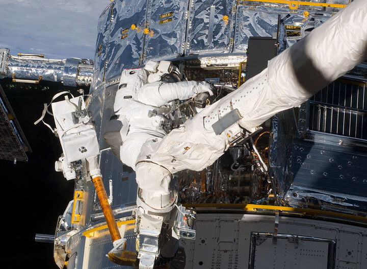 Astronauts Michael Massimino and Michael Good removed and replaced all three of Hubble's gyroscope rate sensing units, along with the first of two battery unit modules.