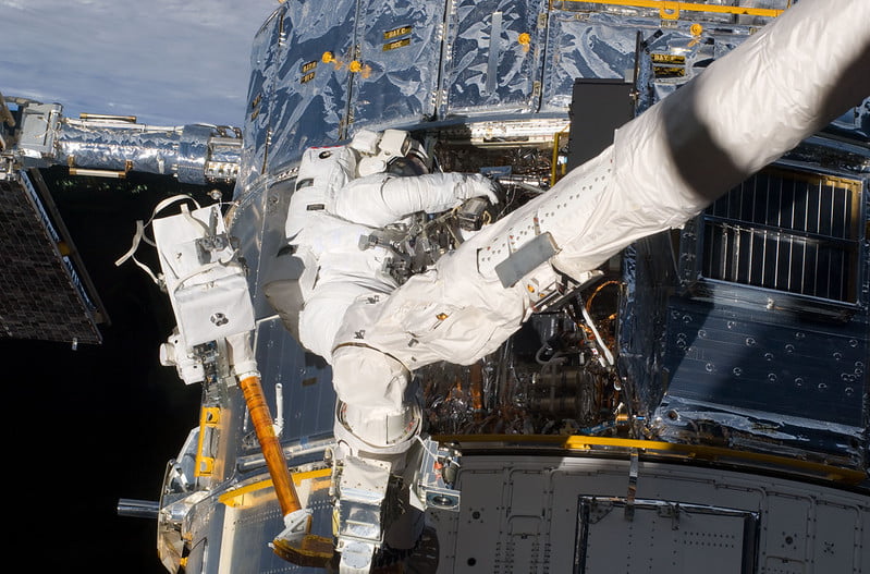 Astronauts Michael Massimino and Michael Good removed and replaced all three of Hubble's gyroscope rate sensing units, along with the first of two battery unit modules.